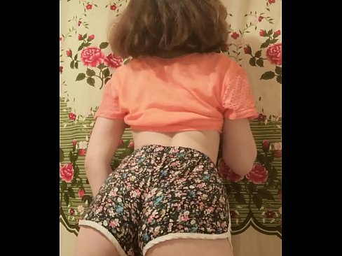 ❤️ セクシーな若いベイブがカメラでショーツを脱ぐ ️ セックスビデオ ❌️❤